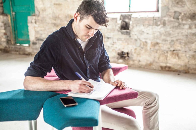 Stolička s podrúčkami v ružovej a ružovej farbe do kancelárie Kreslo-lakťová opierka-modro-ružová-funkčné-moderné