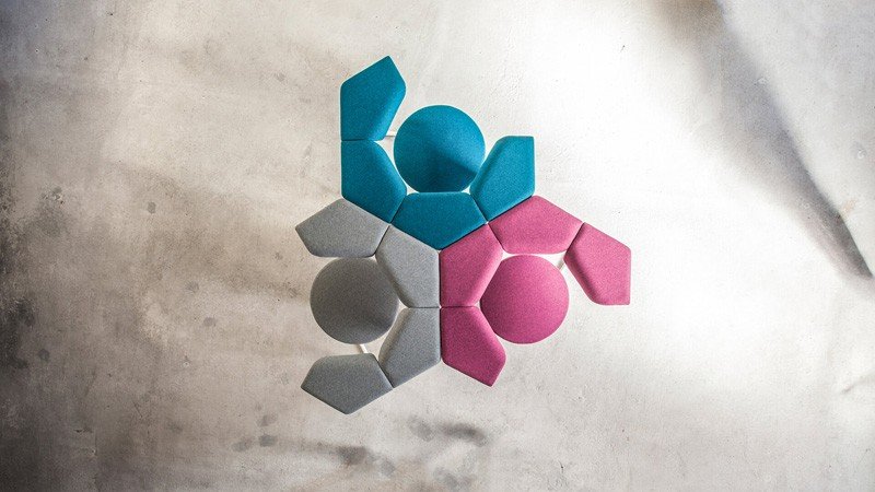 Modulárny kancelársky nábytok nahrádza konferenčnú miestnosť Kreslo-podrúčky-pohľad-nad-modulárny-kancelársky nábytok