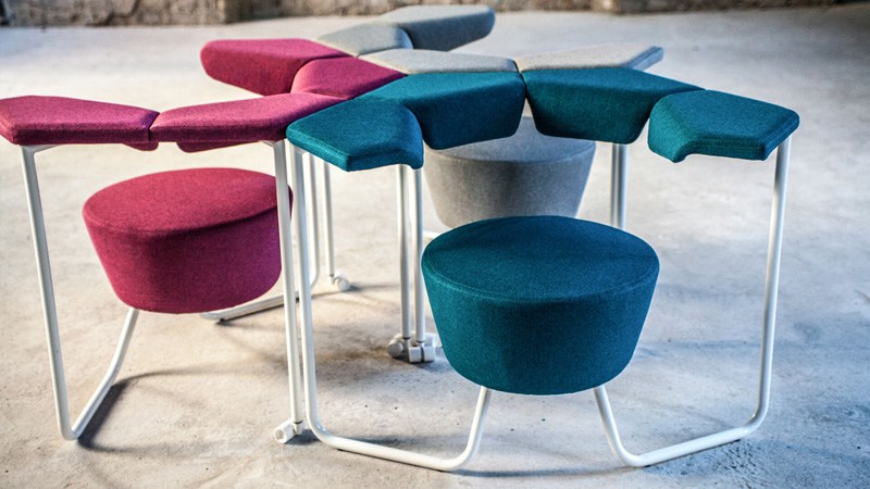 Moderný kancelársky nábytok v elegantnom štýle Kreslo-lakťová opierka-modro-ružovo-sivá-sedačka