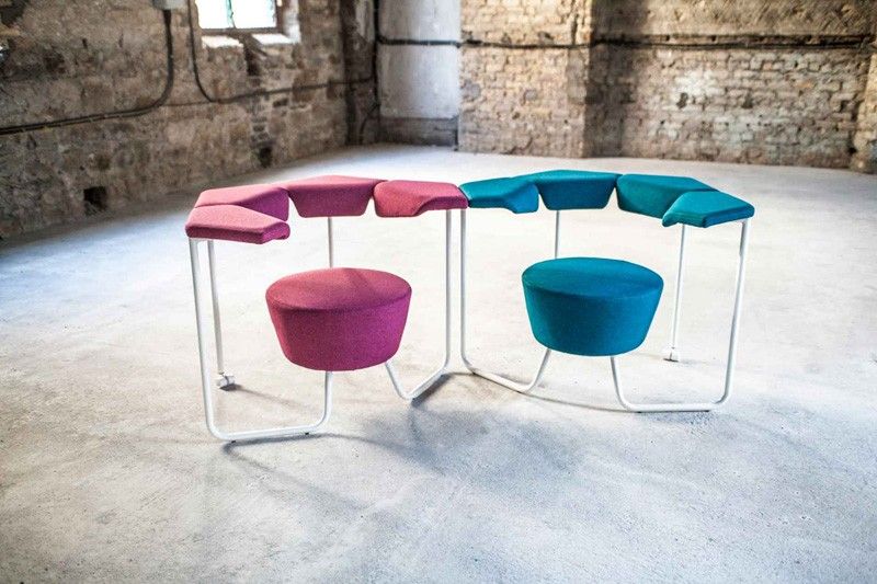 Stoličky s pohodlným operadlom a opierkami rúk Kreslo-lakťová opierka-zariadenie-kancelárska budova-moderne-funkčné