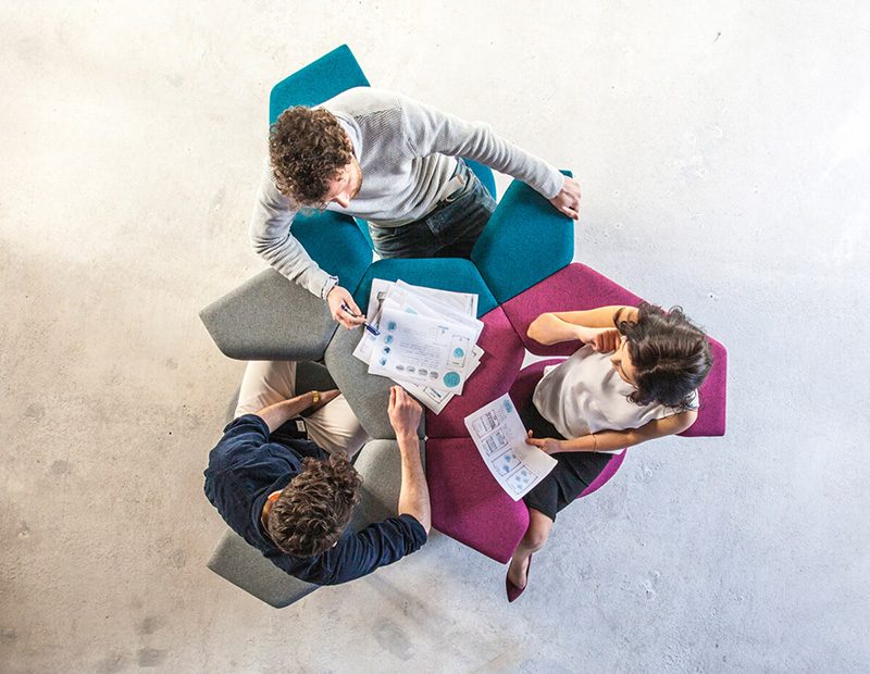 Moderný funkčný kancelársky nábytok - stolička s podrúčkami Kreslo-lakťová opierka-ružovo-modro-šedo-modulárna