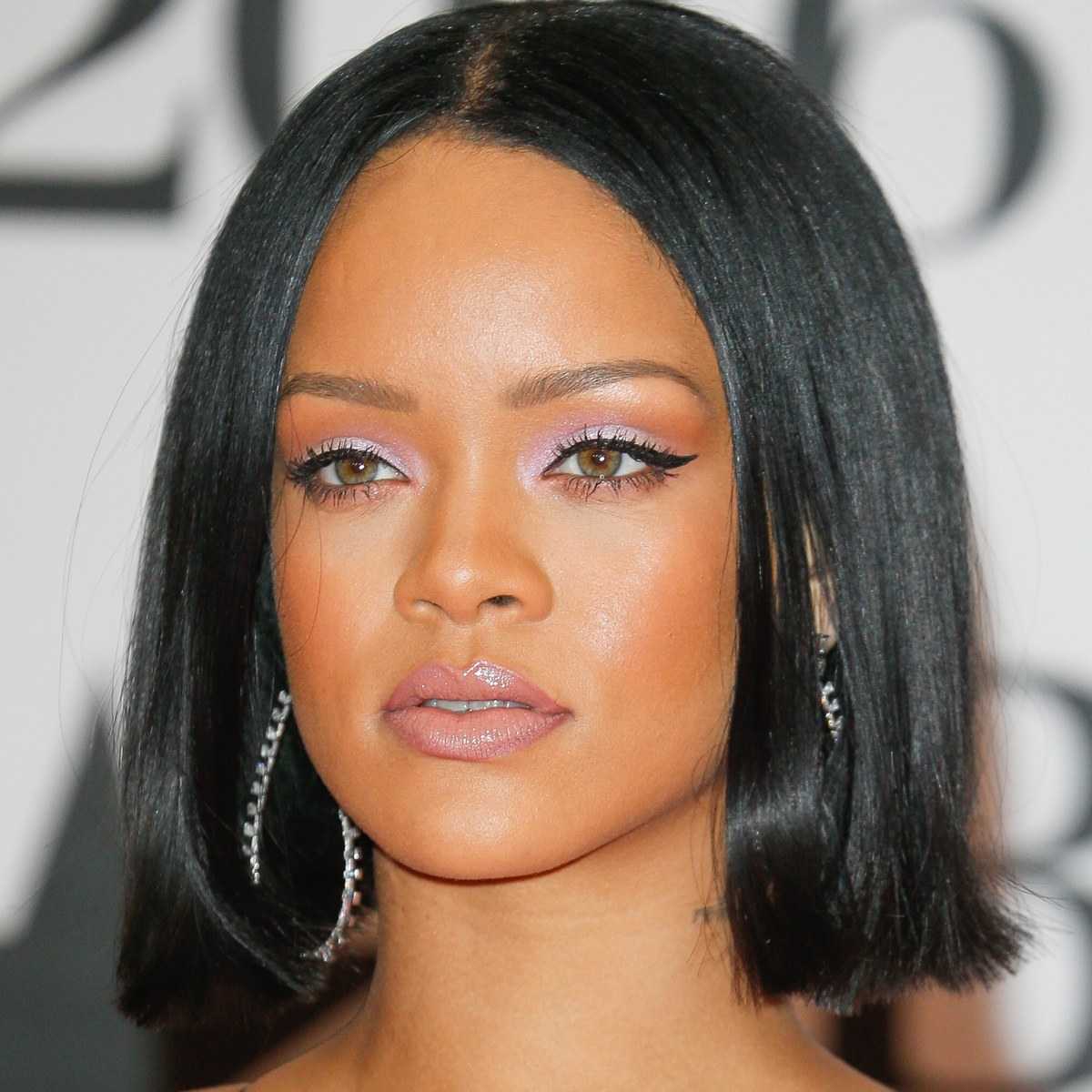 Účesy Rihanna Krátke vlasy Pastelové ružové očné tiene Očný make -up