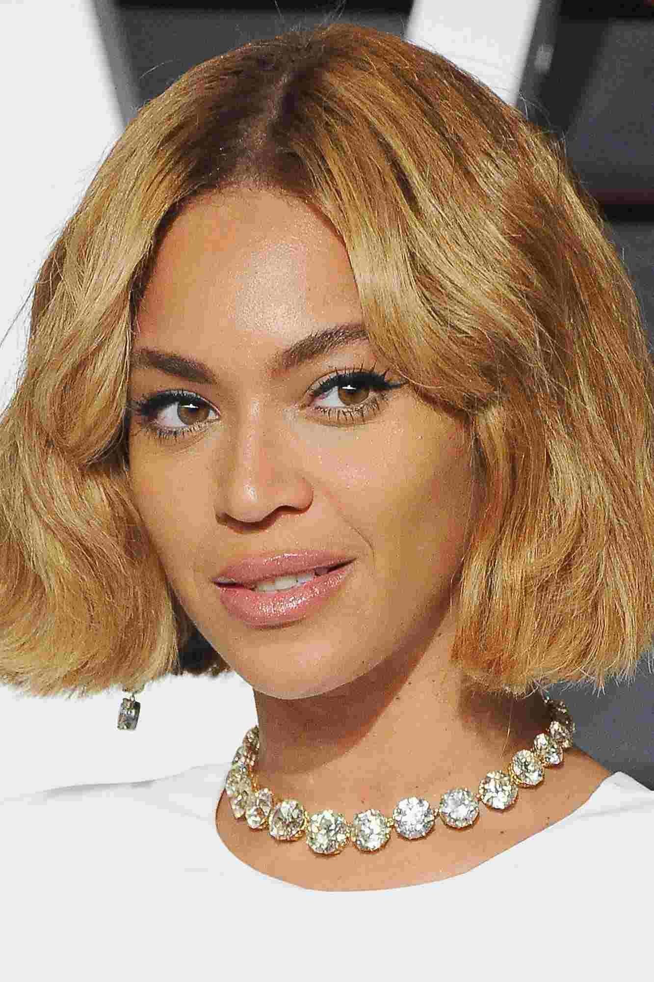 Účesy Beyonce Krátke vlasy s vlnami Medová blond farba vlasov