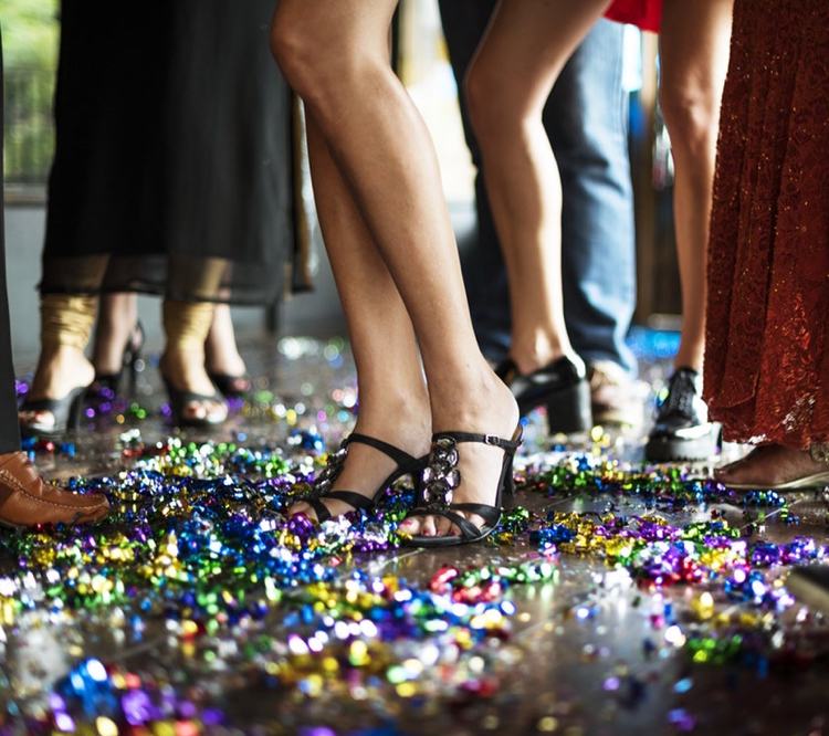 sandále na čiernom podpätku s kamienkami