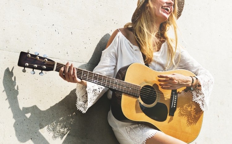 Letné oblečenie boho šaty čipkované biele slamený klobúk