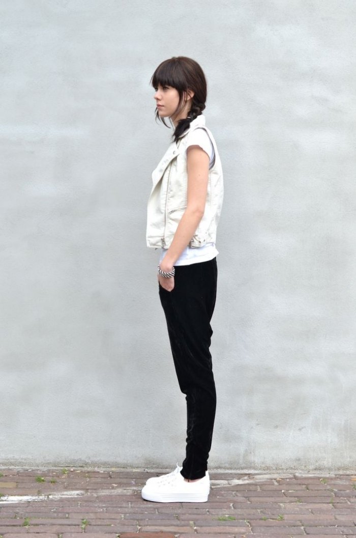 biele tenisky s platformovou podrážkou-Trendy outfit na jeseň biele-nárazník-tenisky-s-platformou-podrážkou-športový-outfit-trendy