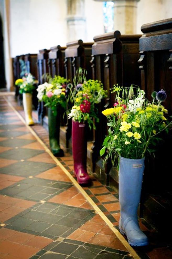upršané-svadobné-dekorácie-gumáky-kvety-oltár
