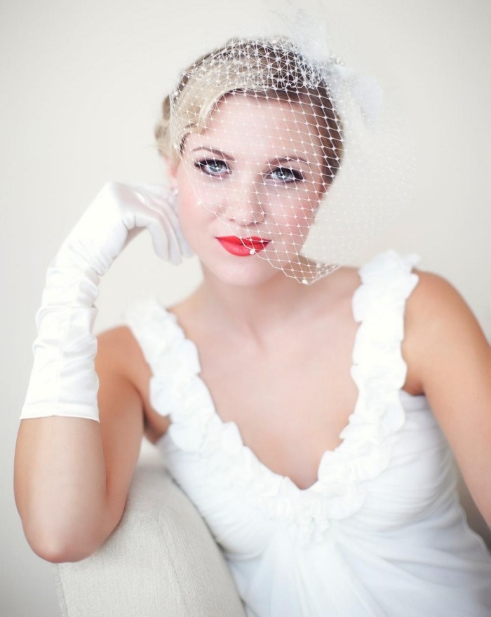 svadobný makeup-červené-pery-retro-štýl-vtáčia klietka-závoj