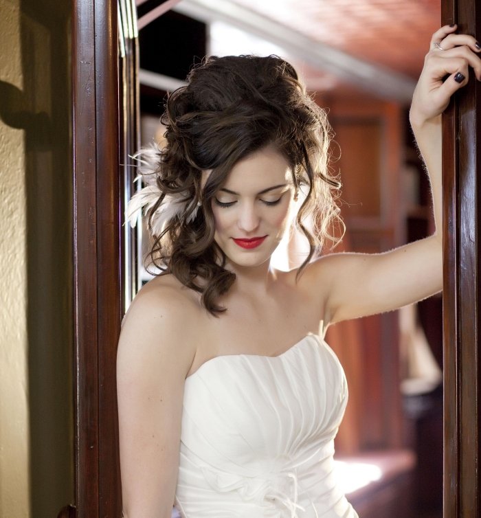 svadobné-líčenie-červené-pery-updo-perie