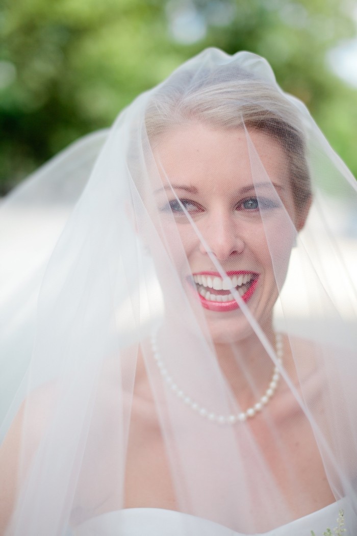 svadobný makeup-červené-pery-pod-závoj