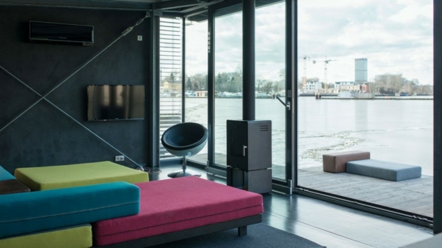 farebné čalúnené vankúše-interiér-hausbótov