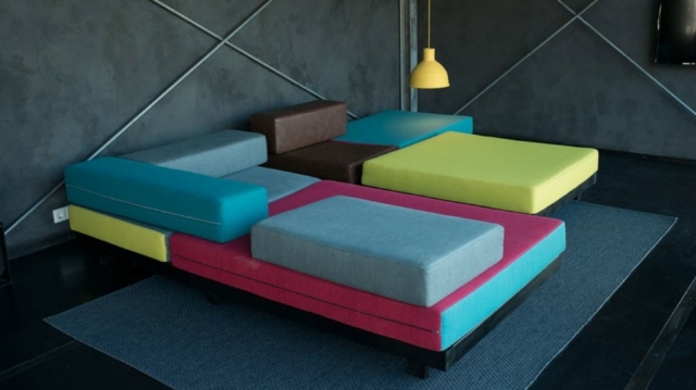 tmavosivé steny-so-žltou-závesnou lampou-dizajn-hausbóty