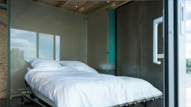 Sklenený obklad na stenu posuvné dvere pre manželskú posteľ