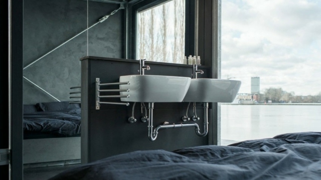 dve umývadlá-v-spálni-so-nástenným zrkadlom