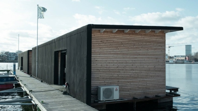 Uprostred mesta drevené hausbóty