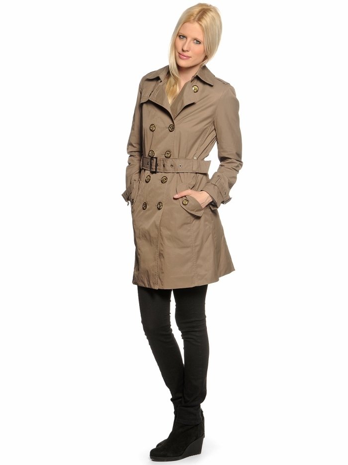 Trenčkot od Milana s klasickým svetlohnedým zapínacím golierom a odopínateľným opaskom Trenčiansky kabát Milano-svetlo hnedý-klasický zapínací golier-súvislý gombíkový odopínateľný opasok
