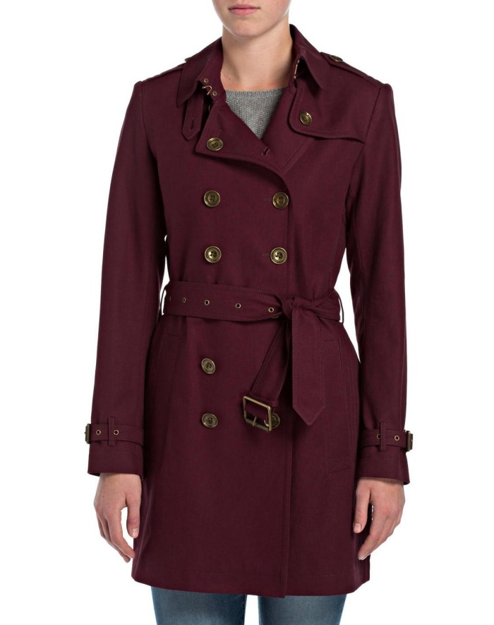 Štýlový trenčkot v bordovej červenej farbe s upraveným strihom a epoletami s gombíkmi-burberry brit trench-coat-design-burberry-brit-bordeaux-v páse-strih-golier-epolety-s-gombíkmi