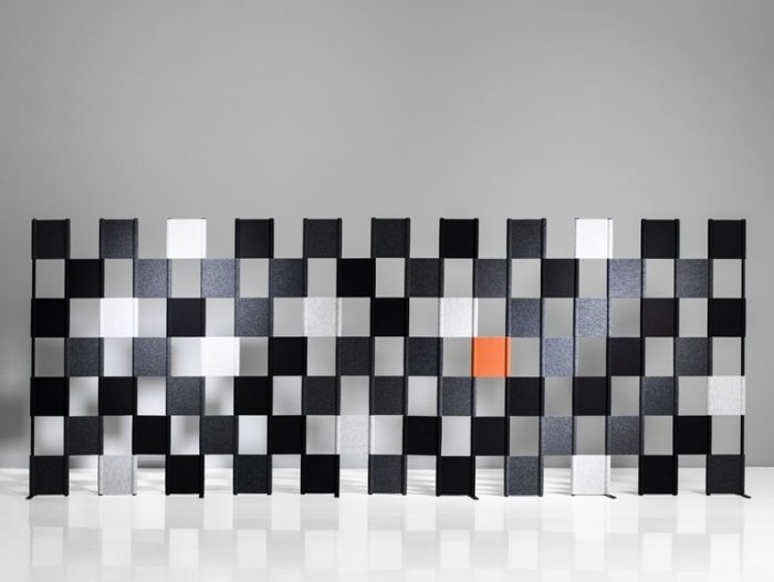 Deliaca stena-paraventná-zóna-dekorácia obývačky-bielo-sivé-nuansy