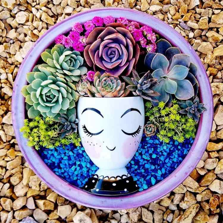 Dekorácia so sukulentným usporiadaním v miske