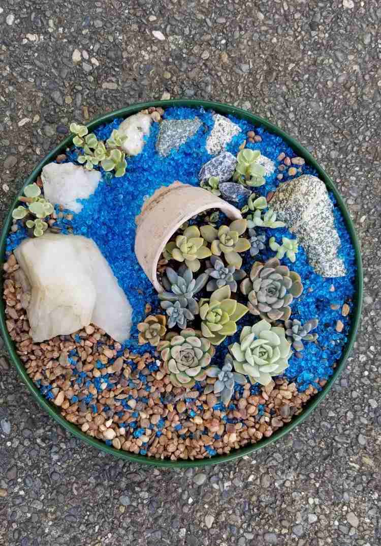 šťavnaté dekorácie vyrobené z kameňov a rozbitého skla