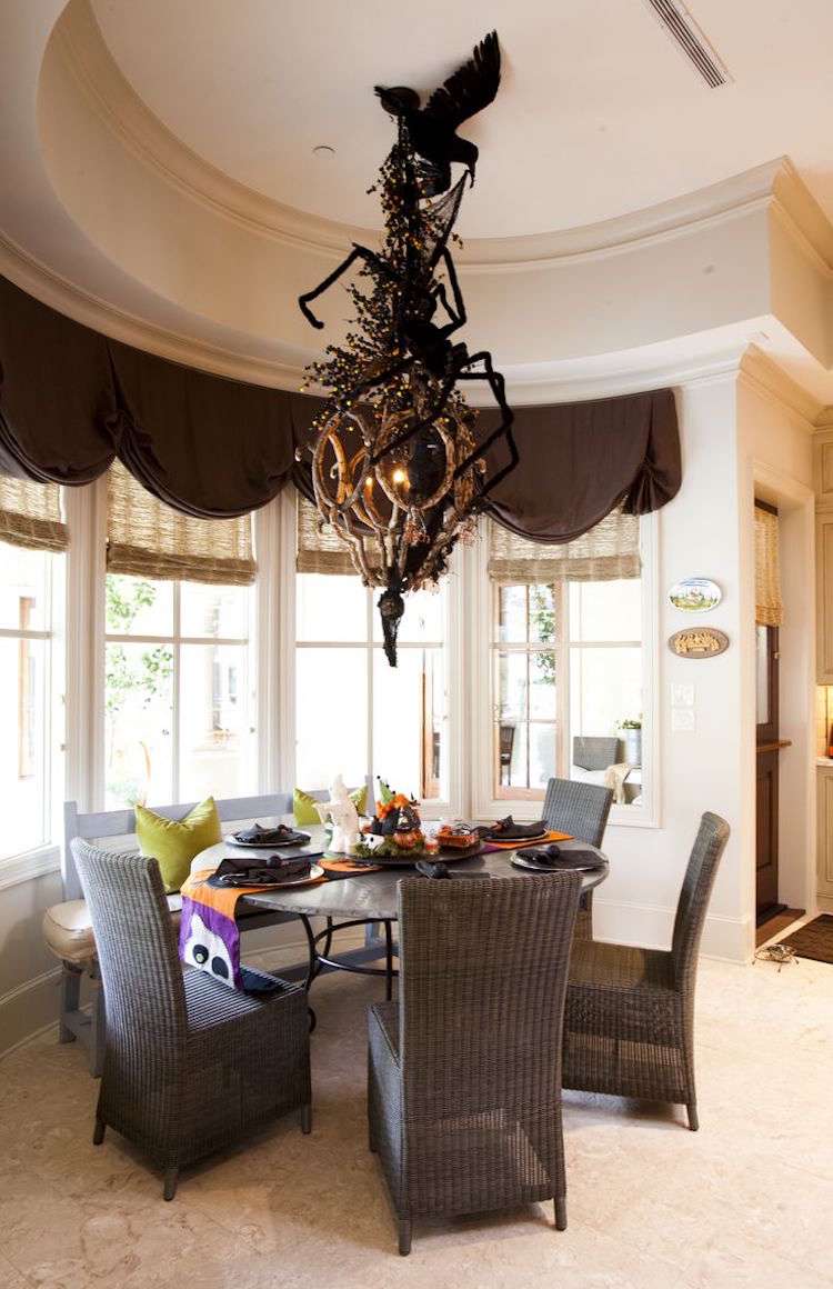 Skvelé nápady na poslednú chvíľu na Halloween Super nápady na poslednú chvíľu luster na dekoráciu jedálenského stola