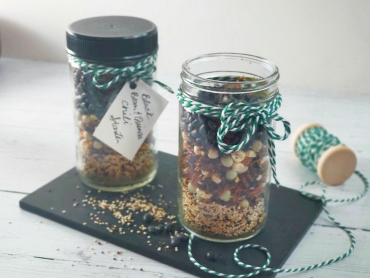 Rozdajte polievku v pohári Recept s quinou a čiernymi fazuľami a hovädzím mäsom