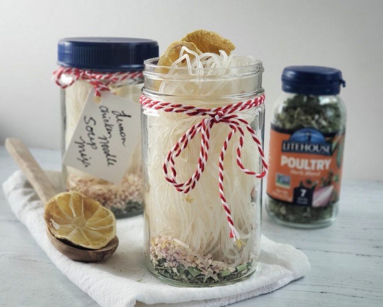 Darčeky z kuchyne Recept na slepačiu polievku s ryžovými rezancami v pohári