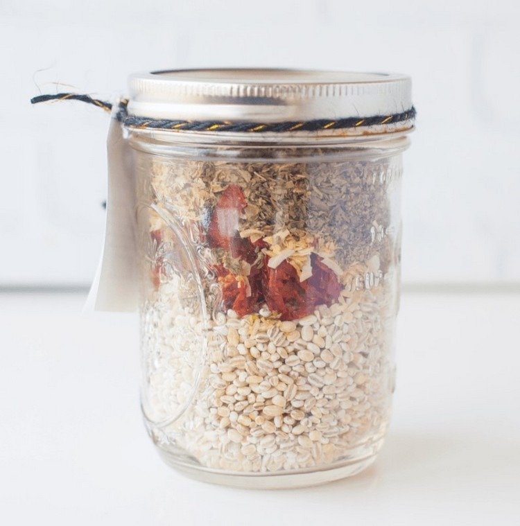 Dodáva sa v nádobe s talianskou polievkou so sušenými paradajkami