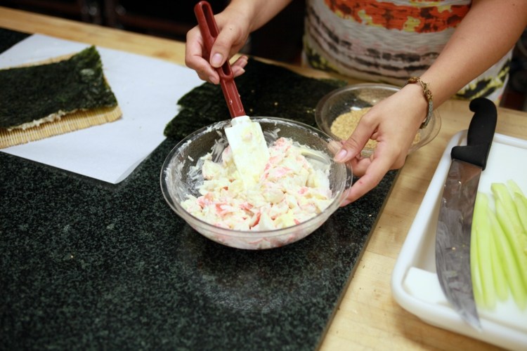 Surimi najskôr zmiešajte s majonézou Mix-your-own-sushi-surimi-majonéza