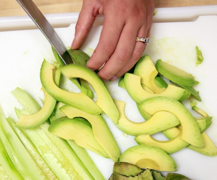 Potom nakrájajte uhorku a avokádo Vyrobte si vlastnú sushi nakrájanú avokádovú uhorku na tenko