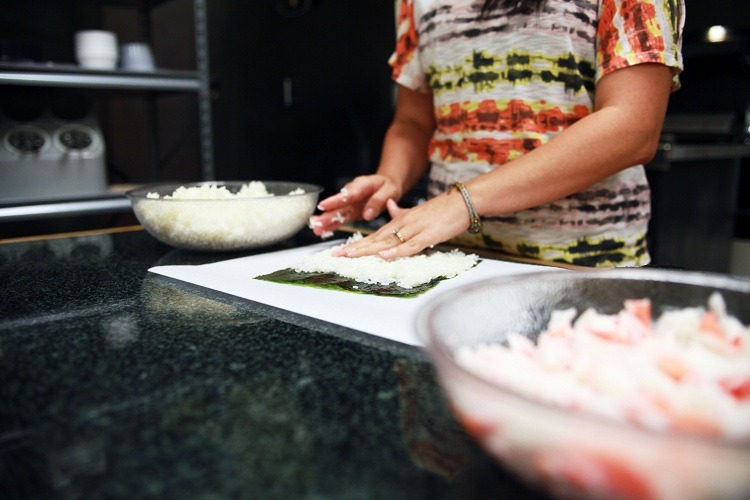 Na list nori rozprestrieme ryžu Návod na sushi urobte si sami