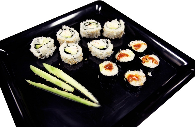 Konečný výsledok - sushi rolky s lahodnými prísadami Vytvorte si vlastnú rolku-návod na sushi