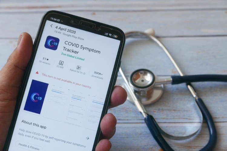 aplikácia na sledovanie symptómov covid 19 nainštalovaná v mobilnom telefóne s Androidom