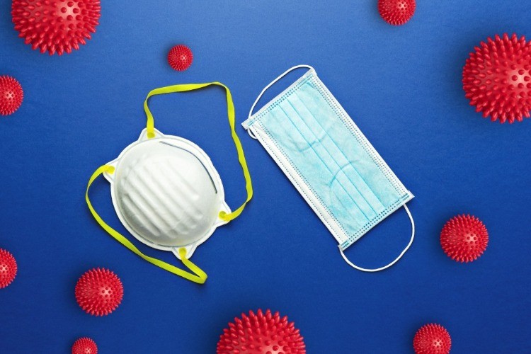 rôzne typy ochranných masiek proti koronavírusu