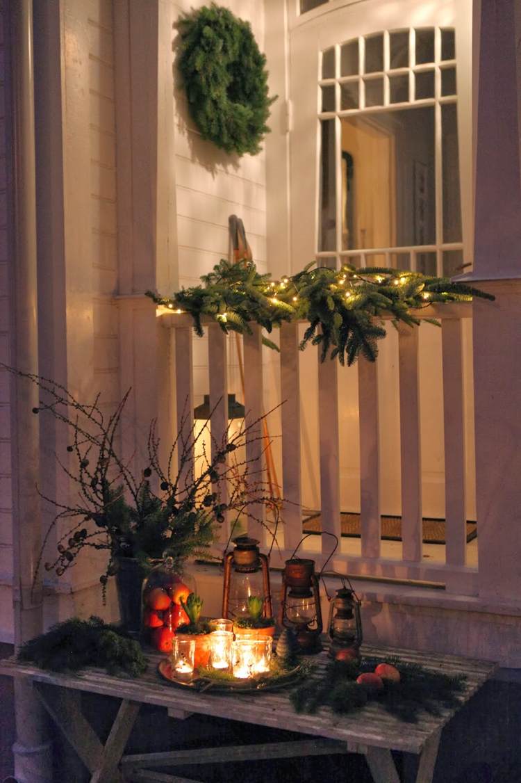 Zásobník-strieborné-vianočné-dekorácie-nápady-vonkajšie-sviečky-jedľové konáre