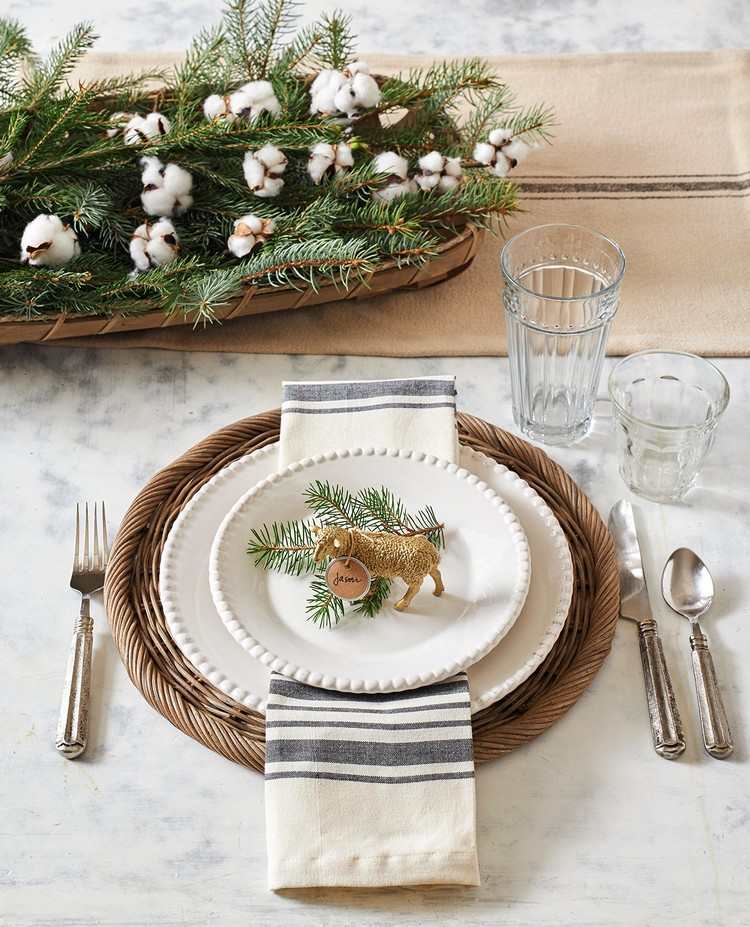 Tinker jedľové vetvy s vatou v miske