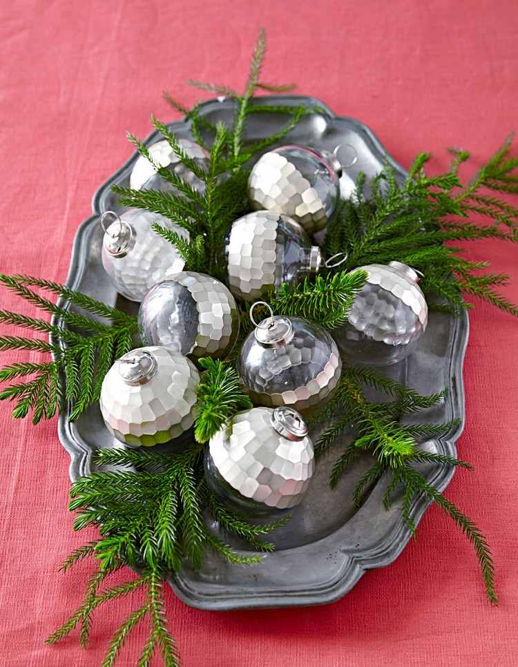 Jedľové konáre a vianočné gule na podnose - nápad na vinobranie