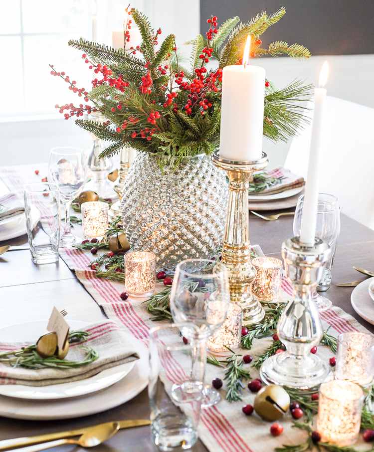 Slávnostne ozdobte jedľové vetvy v sklenenej váze