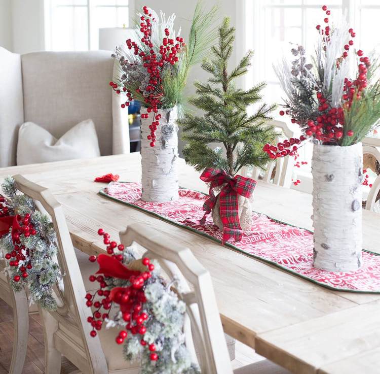 Jedľové vetvy vo váze šípkový červený luk brezové drevo