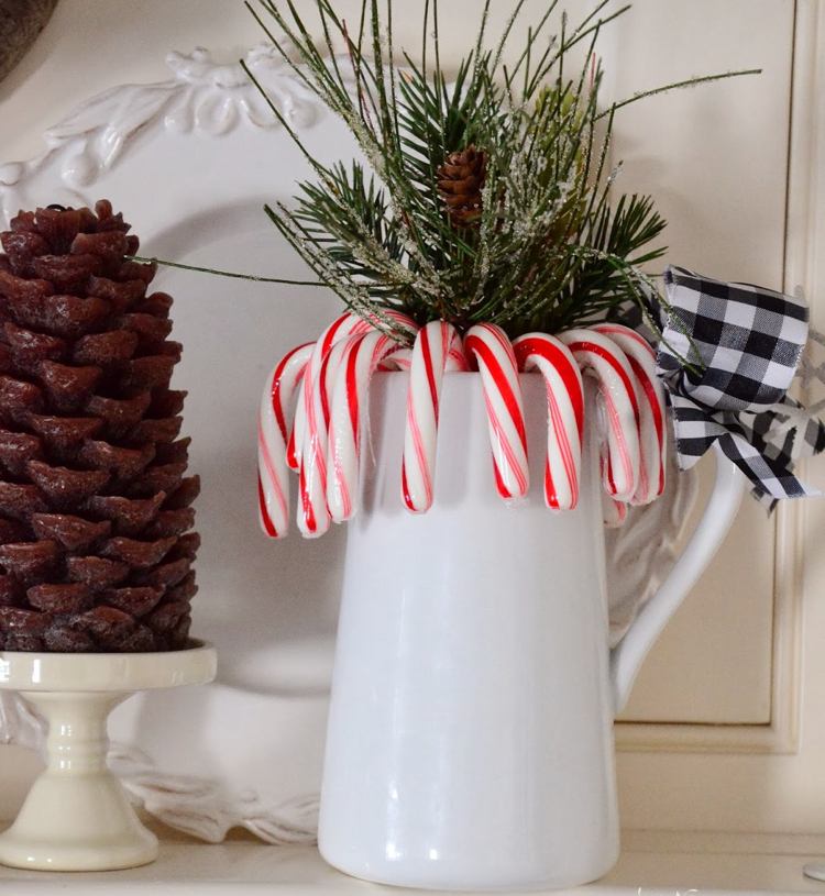 Jedľové vetvy vo váze s cukrovinkami, porcelánové diamanty