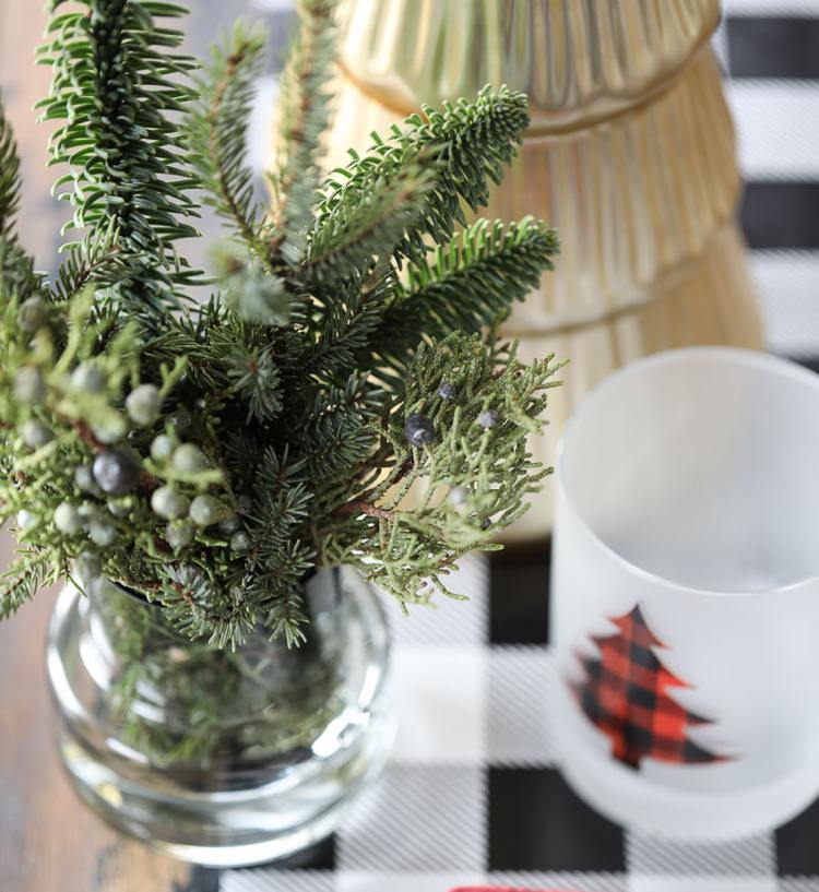 Jedľové vetvy vo váze, sklenený bežec na stôl, diamanty