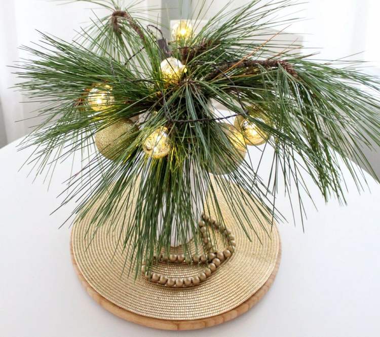 Jedľové konáre vo váze so zlatou guľou