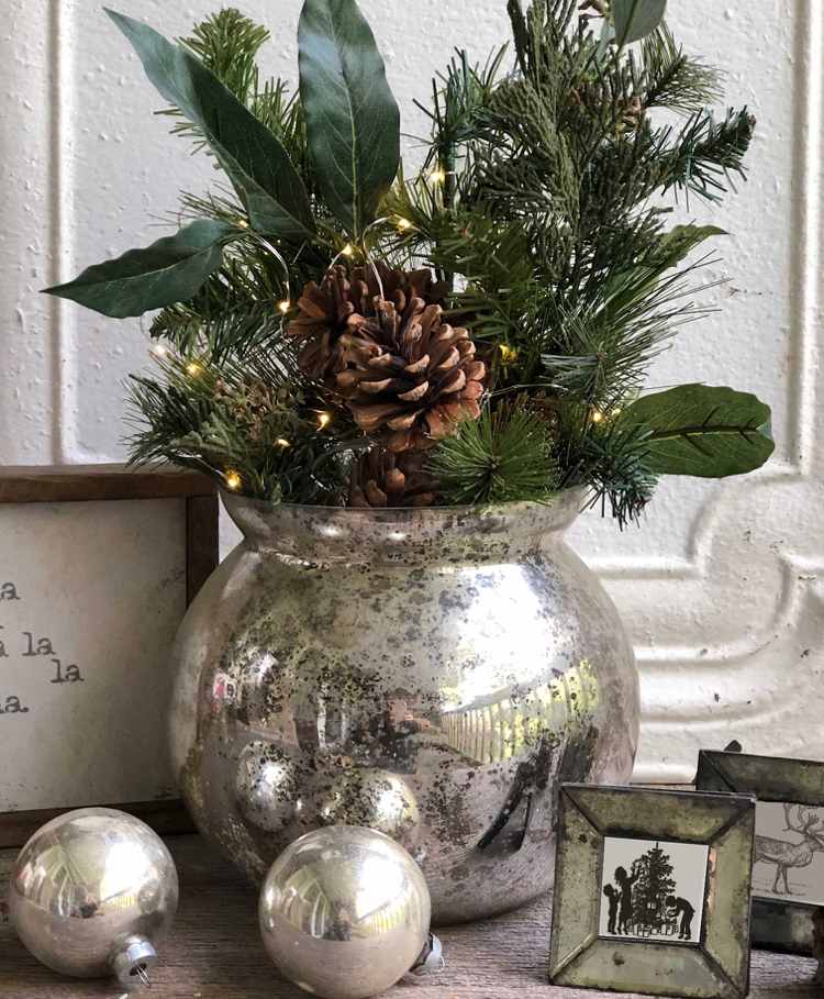 Jedľové vetvy vo váze borovicovej šišky vintage spadnutej farby