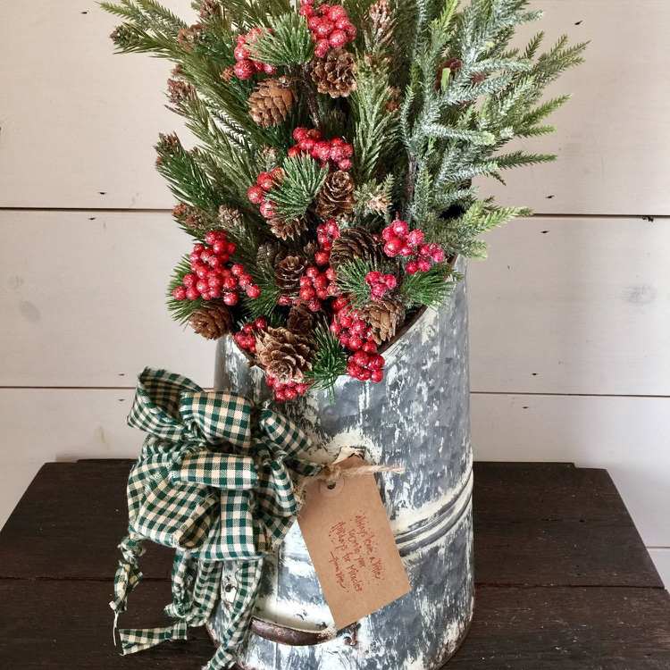 Usporiadajte vetvy jedle do vázy s diamantovou stuhou