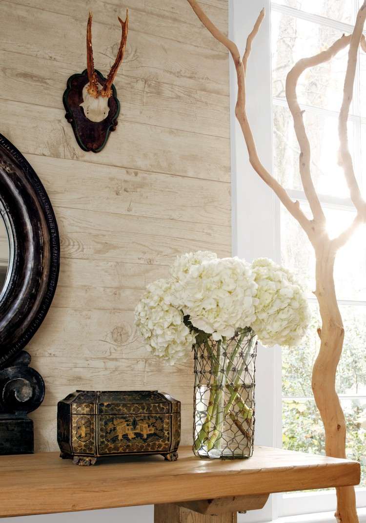 Tapeta v dreve vyzerá svetlo-obývacia izba-drevený konzolový stôl