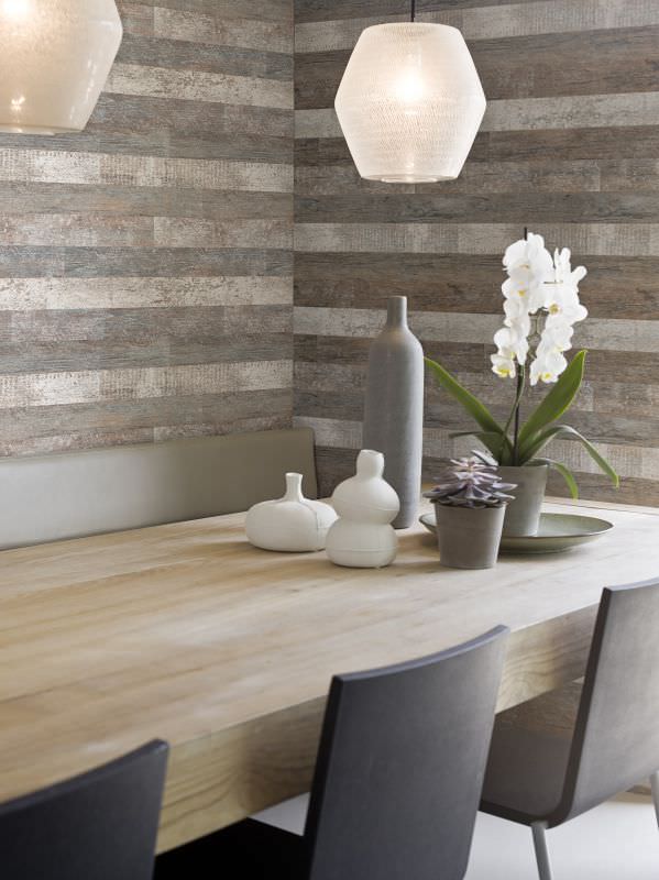 tapeta v drevenom vzhľade-jedáleň-svetlo-tmavé-pruhy