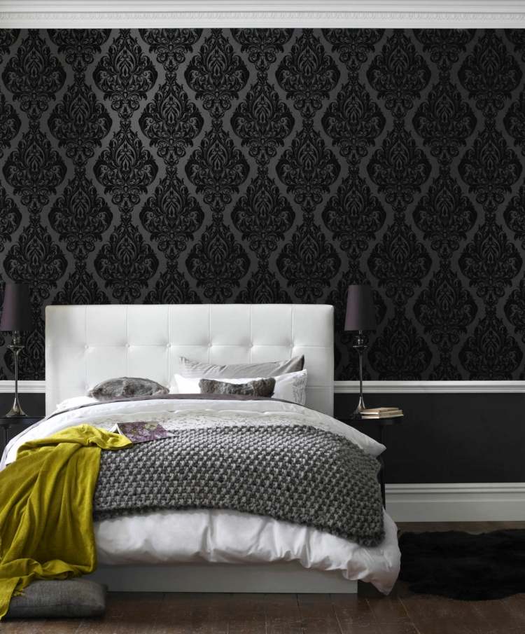 tapeta v čiernych vintage motívoch biela posteľ elegantná