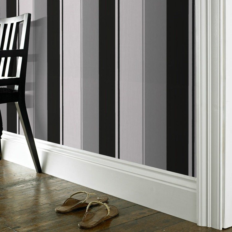 tapeta v čiernych pruhoch sivá myšlienka parketový interiér