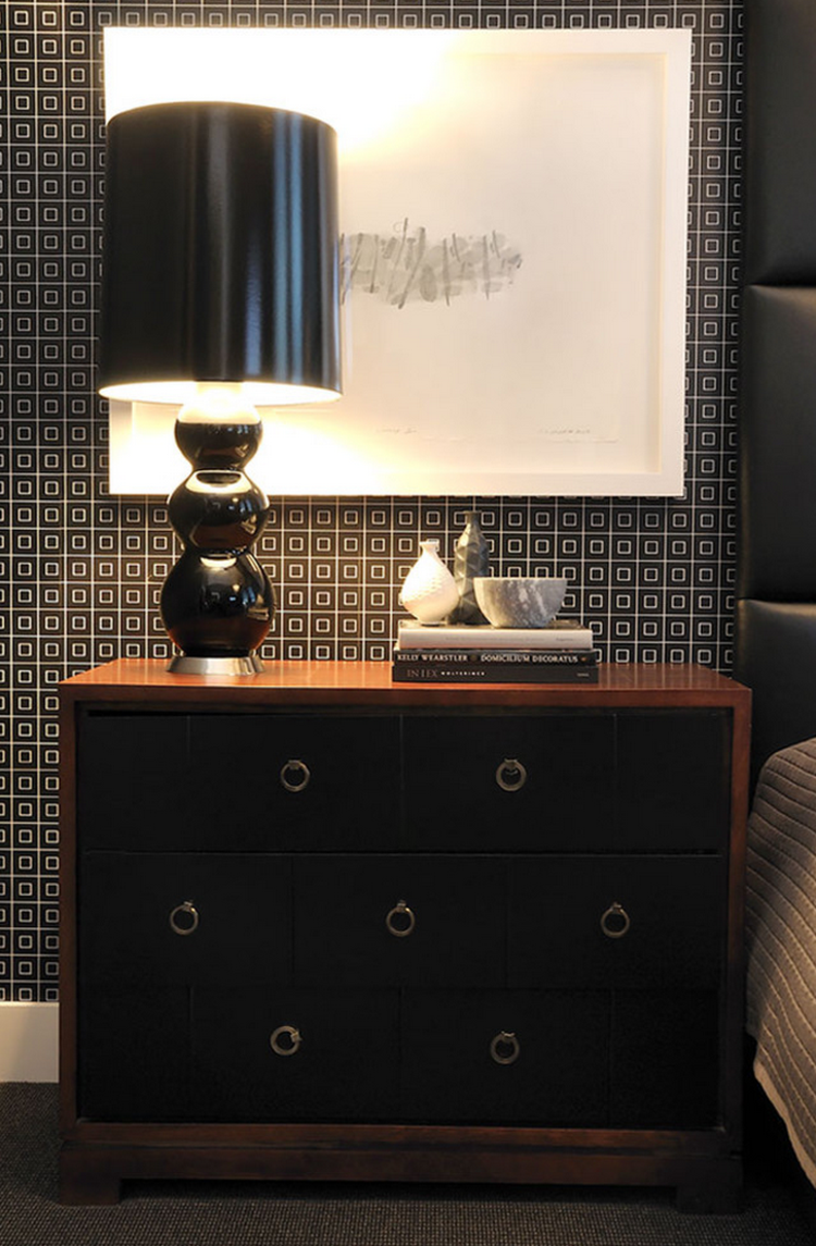 tapeta čierne štvorce biela komoda spálňa drevo