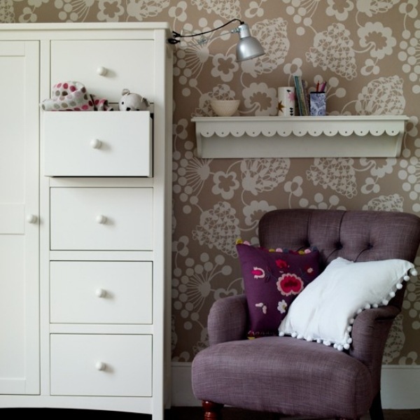 Nápady do detskej izby tapeta béžová biely vzor kvetinový